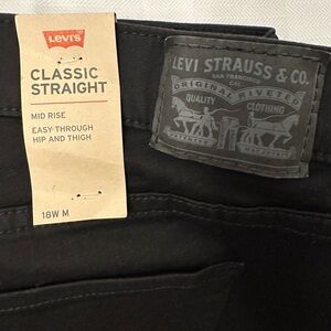 Levi's Classic Straight Mid-Rise Jeans in Black